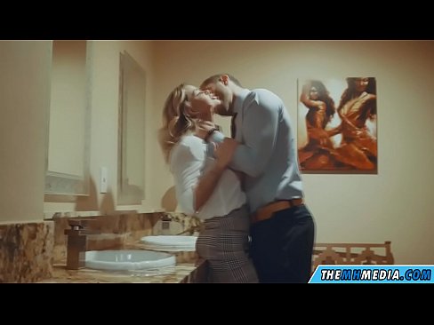 ❤️ Wakati blonde mwenye busty anakutongoza kwenye choo cha umma ❤️❌